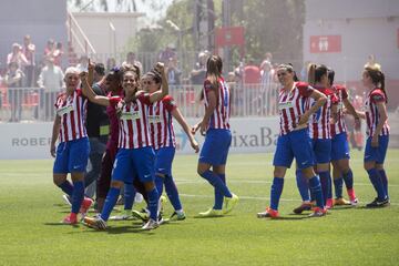 Las jugadoras del Atlético de Madrid celebran el triunfo como campeonas de la Liga Iberdrola de fútbol femenino, por primera vez en su historia.