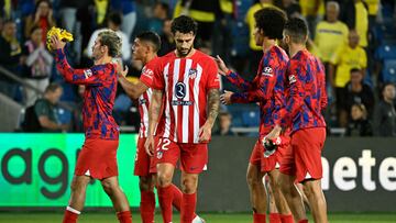 Los futbolistas del Atlético aplauden a los aficionados desplazados en Las Palmas.
