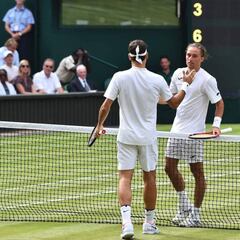 Estreno sencillo de Federer, que se quedó sin rival en el 2º set