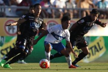 Diego Rojas juega el balón.