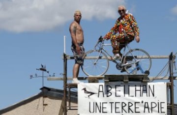 Unos aficionados esperan el paso del pelotón en la undécima etapa del Tour de Francia entre Carcasona y Montpellier.