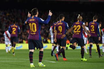 El jugador del Barcelona Messi celebra el 2-1 al Rayo Vallecano de penalti. 