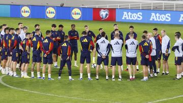 Los jugadores de la Selección con Luis de la Fuente al frente, antes de un entrenamiento.