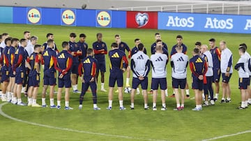 Los jugadores de la Selección con Luis de la Fuente al frente, antes de un entrenamiento.