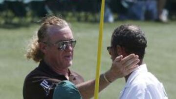 Miguel Angel Jimenez saluda a su caddie, Clifford Botha.
