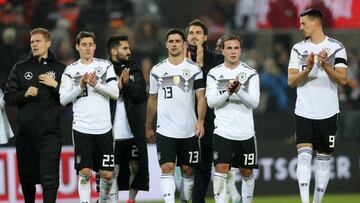 AL01. COLONIA (ALEMANIA), 14/11/2017.- Los jugadores de la selecci&oacute;n alemana reaccionan hoy, martes 14 de noviembre de 2017, tras un partido amistoso internacional entre las selecciones nacionales de f&uacute;tbol de Alemania y Francia, en Colonia (Alemania). EFE/FRIEDEMANN VOGEL