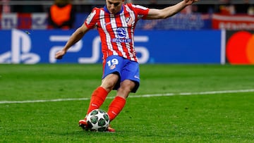 Momento del lanzamiento del penalti ante el Madrid por parte de Julián Alvarez.