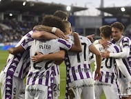 Los jugadores del Valladolid celebran uno de los goles de Peter.