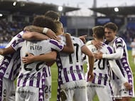 Los jugadores del Valladolid celebran uno de los goles de Peter.
