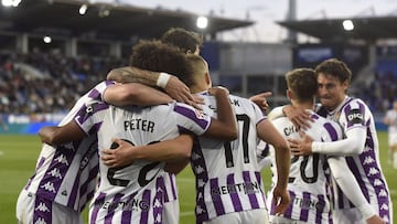 Los jugadores del Valladolid celebran uno de los goles de Peter.