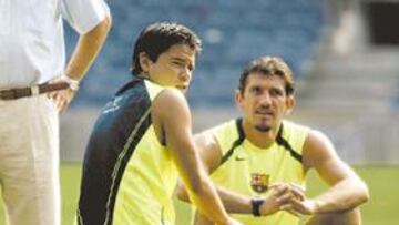 <b>QUIERE SER PERICO. </b>Javier Saviola espera sentado (aquí, junto a Rüstü) la decisión del Barça sobre su cesión al Espanyol. El argentino tiene claro que su intención es la de ser perico.