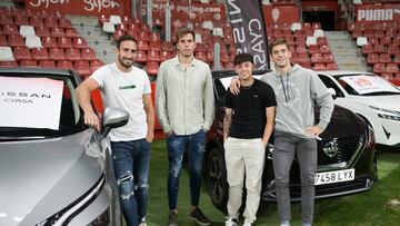 26-10-2022. IZQUIERDOZ, RIVERA, CARRILLO Y GRAGERA POSAN ANTE LOS VEHÍCULOS DE LA MARCA NISSAN ENTREGADOS A LA PLANTILLA DEL SPORTING ESTA TEMPORADA.