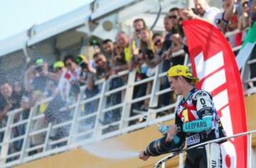 Danny Kent gana su primer campeonato en el Mundial de motociclismo.