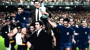 Primera Eurocopa. Olivella (capit&aacute;n) y Villalonga (seleccionador), a hombros en el Bernab&eacute;u.
 