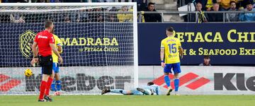 El portero del Cádiz, Ledesma, no pudo hacer nada en el segundo gol de Rodrygo. 