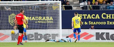 El portero del Cádiz, Ledesma, no pudo hacer nada en el segundo gol de Rodrygo. 