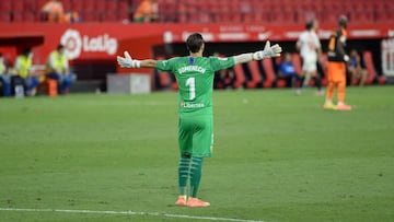 Valencia&#039;s Spanish goalkeeper Jaume Domenech gestures during the Spanish league football match Sevilla FC against Valencia CF at the Ramon Sanchez Pizjuan stadium in Seville on July 19, 2020. (Photo by CRISTINA QUICLER / AFP)