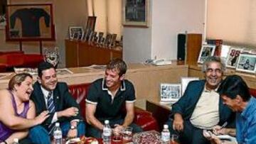 Van der Vaart visitó AS.