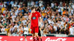 Jorgen Strand Larsen se tapa la cara durante el partido contra el Valencia disputado en Mestalla.