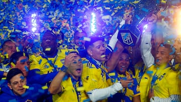 Soccer Football - Primera Division - Boca Juniors v Independiente - La Bombonera, Buenos Aires, Argentina - October 23, 2022 Boca Juniors players celebrate with the trophy after winning the Primera Division REUTERS/Matias Baglietto