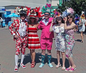 Aficionados a la hípica en el Churchill Downs de Kentucky durante la Kentucky Oaks.