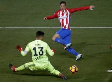 El delantero del Atlético de Madrid Fernando Torres lanza a puerta ante Adán, portero del Real Betis