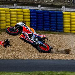 Márquez reaparece con dos caídas, octavo y el chasis Kalex en la Honda