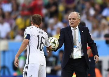 Alejandro Sabella (R) le da el bal¨®n a Philipp Lahm.