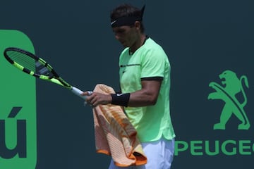 Una nueva final entre dos de las raquetas más fascinantes de todos los tiempos. Hoy ganó Federer bajo un sol de justicia en Miami. Nadal tuvo sus oportunidades de romper el servicio del suizo pero no lo consiguió. A pesar de eso, dejó una muy buena impresión. Veremos lo que pasa cuando llegue el momento de jugar en tierra batida. Aquí el resumen del partido en fotos.