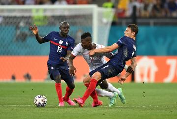 Breel Embolo con N'Golo Kante y Benjamin Pavard.