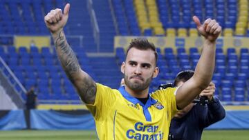 El delantero Jes&eacute; Rodr&iacute;guez junto al presidente de la Uni&oacute;n Deoprtiva Las Palmas, Miguel Angel Ram&iacute;rez, durante su presentaci&oacute;n ante los aficionados en el estadio de Gran Canaria como nuevo jugador del equipo isle&ntilde;o, con el que jugar&aacute; la Liga Santander hasta final de la temporada, cedido por el Par&iacute;s Saint Germain