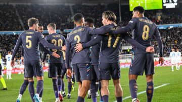 Helsinki (Finland), 13/10/2024.- Jack Grealish (2R) of England celebrates scoring the opening goal during the UEFA Nations League group B match between Finland and England in Helsinki, Finland, 13 October 2024. (Finlandia) EFE/EPA/Kimmo Brandt