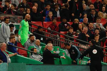 En el 迆ltimo minuto de la segunda parte de la pr車rroga de la Carabao Cup, Kepa Arrizabalaga, portero del Chelsea, se neg車 a abandonar el campo sustituido. El italiano Sarri hab赤a mandado a Willy Caballero saltar al campo por el portero espa?ol, pero Kepa se neg車 a ser cambiado. Incluso, el 芍rbitro habl車 con Kepa para que abandonara el c谷sped pero el espa?ol se neg車 en rotundo. El t谷cnico italiano hab赤a tomado la decisi車n de sacar al guardameta argentino por Kepa, despu谷s de que el exportero del Athletic se quejar芍 de problemas f赤sicos. El enfado de Sarri fue may迆sculo y amag車 con marcharse del banquillo hac赤a el vestuario. La autoridad del entrenador italiano, muy tocado por los malos resultados, queda en entredicho. Luego en la tanda de penalti el Chelsea perdi車 y Kepa s車lo pudo atajar el lanzamiento de San谷.