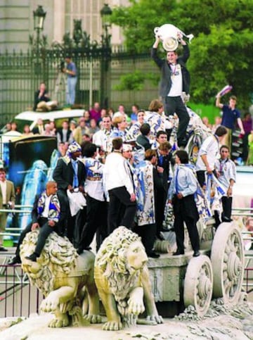 La conquista de la Octava Copa de Europa, todo un hito enla historia del fútbol, no pasó inadvertida para nadie. La gente esperó a la plantilla madridista y fue su fiel compañera en el gran recorrido desde el aeropuerto hasta desembocar en la madrileñísima y mítica fuente de La Cibeles.