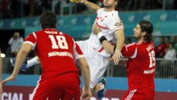 El lateral de la selección española Alberto Entrerríos (c) intenta lanzar ante los jugadores de Hungría, Kornel Nagy (i) y Laszlo Nagy durante el partido correspondiente a la cuarta jornada del Mundial de balonmano España 2013, grupo D, disputado hoy en la Caja Mágica de Madrid.