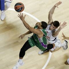 El Bamberg toma el Carpena ante un espeso Unicaja