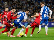 BARCELONA, 07/12/2025.- El centrocampista del Espanyol Eduardo Expósito, y el centrocampista del Rayo Vallecano Gerard Gumbau, durante el partido de LaLiga de fútbol que RCD Espayol y Rayo Vallecano disputan este domingo en el RCDE Stadium, en Barcelona. EFE/Toni Albir