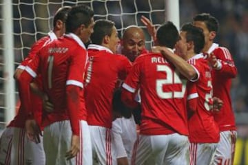 NEWCASTLE 1-1 BENFICA Salvio celebra con sus compañeros el gol del empate en tiempo de descuento.