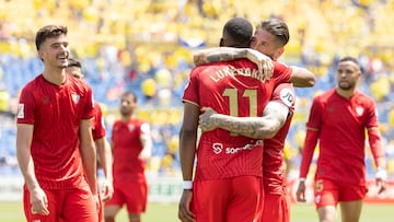 Lukebakio abraza a Sergio Ramos.