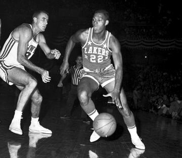 Una de las grandes leyendas de la NBA y de los Lakers. Comparte estatua fuera del Staples con Magic, Kareem, Shaquille# un pionero del juego espectacular y a谷reo que luego perfeccion車 Julius Erving, camino de la era Michael Jordan. Once veces all star, diez en el Mejor Quinteto# y una carrera (1958-1971) dedicada a los Lakers. Se fue en el inicio de la temporada en la que podr赤a haber Ganado su primer anillo, el que sumaron en 1972 Jerry West y Wilt Chamberlain con los angelinos.