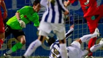 <b>FIN DE LA SEQUÍA. </b>Braulio remata a puerta para conseguir el primer tanto de la victora del Recreativo frene a la Real Sociedad.