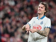 BILBAO, 22/12/2025.- El defensa del Espanyol Carlos Romero celebra su gol, primero del equipo catalán, durante el partido de la jornada 17 de LaLiga que Athletic Club de Bilbao y RCD Espanyol disputan este lunes en San Mamés. EFE/Luis Tejido