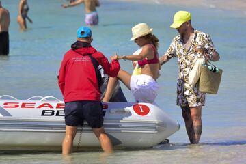 El futbolista del Liverpool ha aprovechado las vacaciones de verano para hacer una escapada junto a su familia en Ibiza.