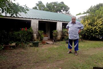El presidente de Uruguay, Jos¨¦ M¨²jica, posa para una fotograf¨ªa frente a su casa de campo luego de una entrevista con Reuters, en las afueras de Montevideo el 13 de febrero de 2014. Durante su mandato, M¨²jica renunci¨® a residir en la villa presidencial y sigui¨® viviendo en su casa a las afueras de Montevideo.