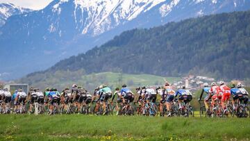 Pelot&oacute;n en el Tour de los Alpes.