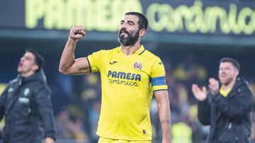 Raul Albiol of Villarreal CF thanks supporters for standing during LaLiga Santander match between Villarreal CF and Real Madrid at Estadio de la Ceramica on January 7, 2022 in Villarreal, Spain. (Photo by Alavaro Medranda/Icon Sport via Getty Images)