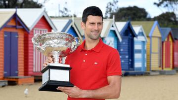 Novak Djokovic posa con su 18&ordm; t&iacute;tulo de Grand Slam en Melbourne.
