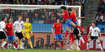 Ya en el minuto 13, el central de la Selección había intentado marcar de la misma manera, pero en esa ocasión, el balón se marchó alto. El propio Puyol contó cómo se le ocurrió: "El día anterior vimos vídeos de cómo defendían y con el Barça ya habíamos hecho esa jugada. Sabía que les podíamos hacer daño si dos hacían la pantalla. Lo propuse en la charla y Del Bosque nos dio el ok. Y la hicimos...".