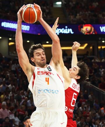 Pau Gasol y Cedi Osman.