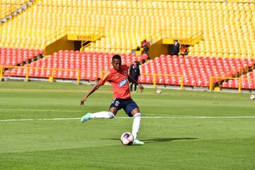 La Selección Colombia trabajó en el estadio El Campín en su tercer día de morfociclo convocado por Reinaldo Rueda. El DT dirigió la práctica de fútbol de los 26 jugadores que citó con el propósito de empezar a aplicar lo hecho los dos días anteriores.